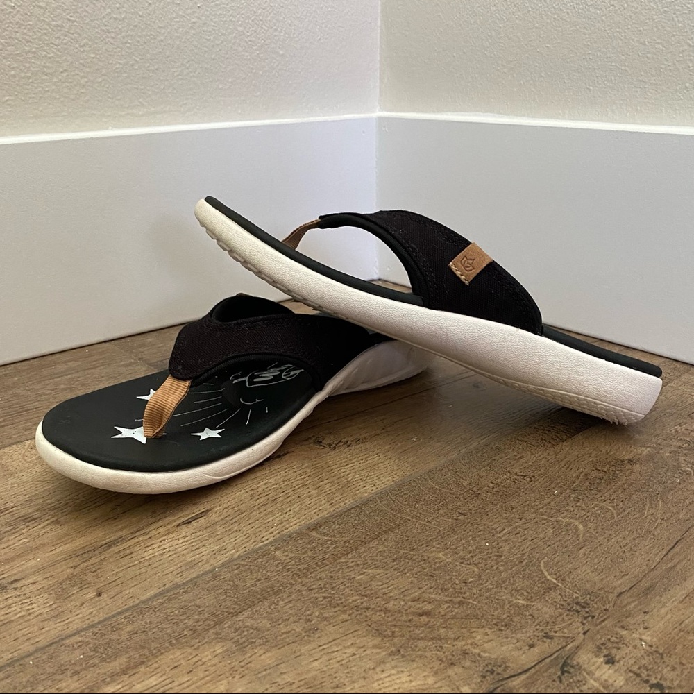 SPENCO | women’s black and white flip flops - like new